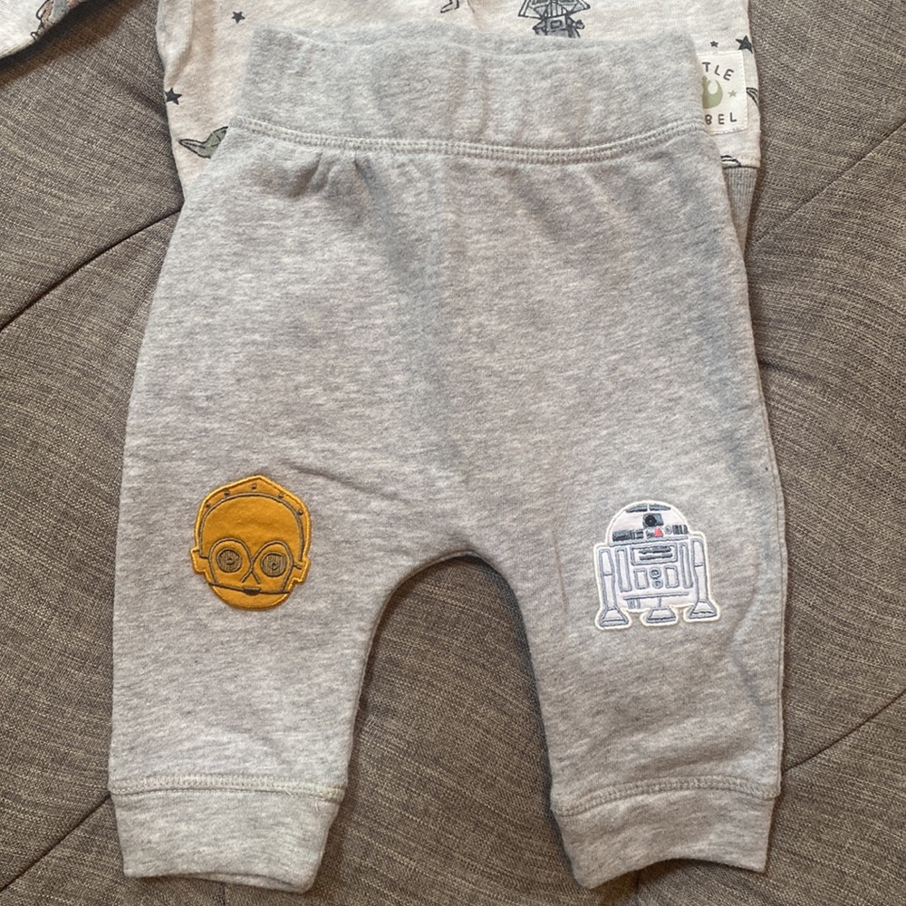 Star Wars Baby Gap Bundle! 3-6 M. 2 Pants, 3 LS onesies, 1 pajamas, 1 sweatsuit - Picture 16 of 16